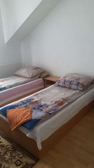 Мотели Motel Anna Serafin Радом Двухместный номер с двуспальной кроватью и дополнительной кроватью-1